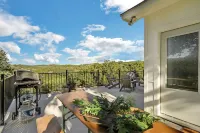 Gorgeous Home with Hot Tub 5Min from the River Các khách sạn ở New Braunfels