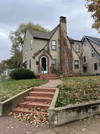 Historic Twin Tudors Inn Отели рядом с достопримечательностью «Университет Су-Фолс»