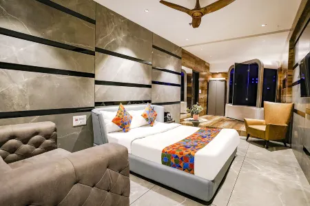 FabHotel Prime Welcome Palace Отели рядом с достопримечательностью «Kargil Chowk memory»