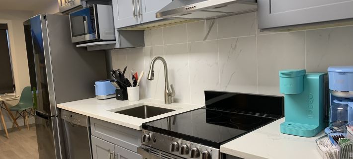 A Lovely Studio with Full Kitchen & AC Hotels in Canmore
