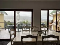 Dunvegan Lodge Hotels near Long Beach