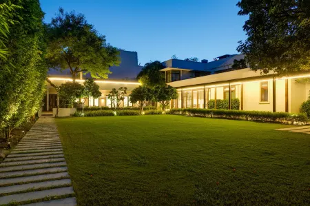 The Manor - New Delhi Отели рядом с достопримечательностью «Dargah Hazrat Nizamuddin»