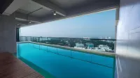 Whiz Luxe Hotel Spazio Surabaya - romantici
