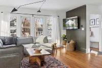 Linden Hills Edina. Remolded Home Near the Lakes. King Bed. Sleeps 10.