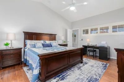 Home away from home! 1 King 1 Queen 2 twins with a non-heated private pool! Hotel in zona Commemorative Air Force Museum