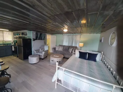 #2 PET FRIENDLY! PONTOON/KAYAKS AVAILABLE! STUDIO CONDO CLOSE TO TOWN & MARINA!