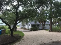 Private Waterfront Family Complex with Dock, Walk to Beach. Angler's Dream. 타이비 아일랜드 라이트 스테이션 앤드 뮤지엄 주변 호텔