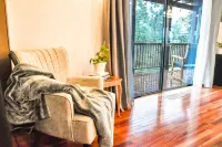 Private Room and Entrance, amazing views, deck space.