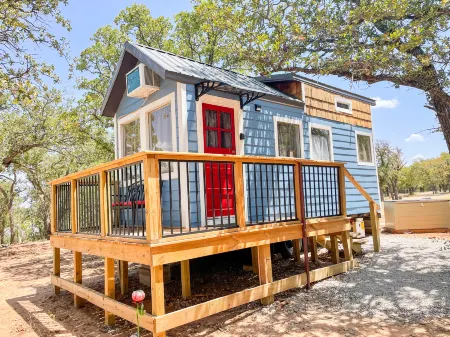 Lakefront Relaxation and Stunning Views - Charming Glamping Escape