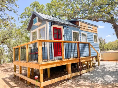 Lakefront Relaxation and Stunning Views - Charming Glamping Escape Hotels in Eastland