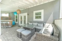 Saltwater Pool, Grill and Wi-Fi - Inviting Coastal Retreat