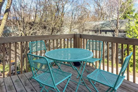 NEW Contemporary Downtown Loft Walk Everywhere