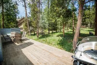 Private Hot Tub and Cozy Fireplace - Spacious Tranquil Haven