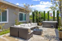 Charming Family Home with Jacuzzi and Outdoor Hot Tub - Delightful Retreat