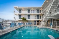 Heated Pools and Outdoor Relaxation Patio - Charming Coastal Escape 아발론 호텔