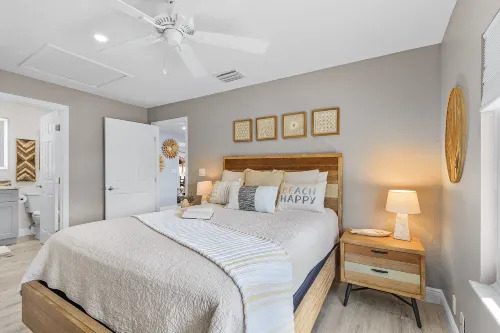 Heated Pool, Hot Tub and Tiki Bar Retreat - Luxurious Private Oasis Hotels in Cypress Lake