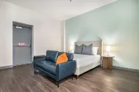 Cozy Studios with Full Kitchens and Keyless Check-In - Charming Accessible Retreat Hotels in Macon