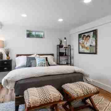 Chef's Kitchen and Entertainment Space - Charming Lake Retreat Rooms