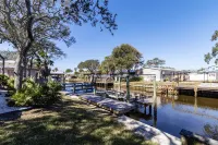 Canal Access and Cozy Comfort - Charming Family Haven