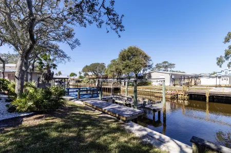 Canal Access and Cozy Comfort - Charming Family Haven