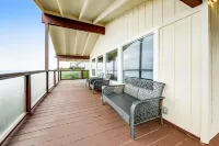 Oceanfront Home with Private Deck & Water Views, Full Kitchen, Free WiFi Hotels in Seal Rock