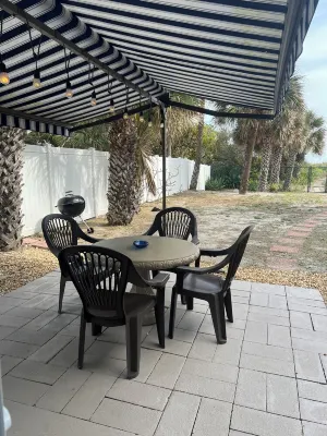 The Mulvaine Beach House + Optional Spa and Winery packages.  Direct beachfront! Hotel dekat Kennedy Space Center