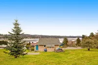 Tranquil cottage with mountain view, fast WiFi & W/D - walk to waterfront Hotels in Gig Harbor