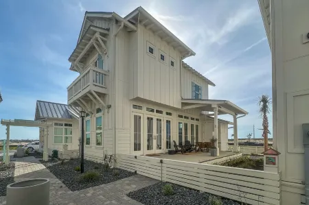 Resort Pools,  Golf Cart Boardwalk to Beach Отели в г. Порт Аранзас