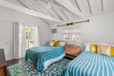 Spacious beach cottage with private pool, hot tub, outdoor area & amazing suite Hotels near Cupsogue Beach County Park