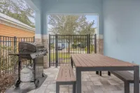 Private Screened-in Pool and Family Room Entertainment - Stunning Oasis Hotels in Reunion