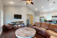 New Colorado River Home w/ Large Deck, Canoe & Paddleboards