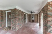 Spacious Living Area and Game Room - Charming Tudor Style Các khách sạn ở Mineral Wells