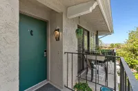 Golf Course Views and Modern Comfort - Stunning Coastal Retreat