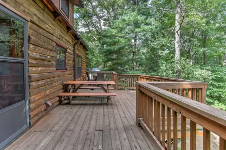 Fire Pit and Cozy Atmosphere - Charming Cabin Escape Отели в г. Ройал Пайнс