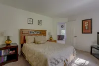 Breathtaking River Views and Cozy Comforts - Stunning Scenic Retreat