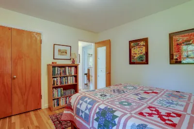 Fenced Yard and Covered Patio Oasis - Charming Artistic Retreat
