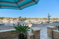 Bay Front Living and Spacious Entertaining Areas - Charming Coastal Retreat