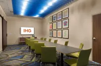 Holiday Inn Express & Suites Fayetteville South