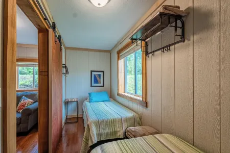 Cool cabin in Fayetteville 1 mile from downtown, Hot Tub