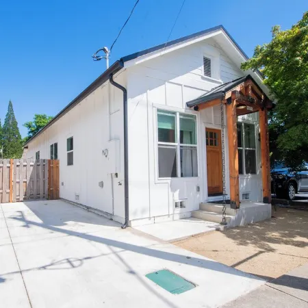 Luxury Hot Tub, Outdoor Fire Pit, Newly remodeled, Close to I-5, Walk to River