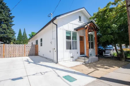 Luxury Hot Tub, Outdoor Fire Pit, Newly remodeled, Close to I-5, Walk to River Отели в г. Рог Ривер