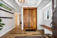 Luxury x Nature: Mountain View, Hot Tub, Game Room