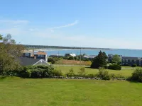 Ocean view House w 2 Bedrooms, 2 Bathrooms, living room,fireplace, kitchen,patio Hotels in Little Compton