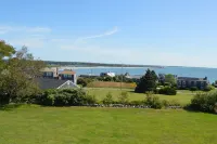 Ocean view House w 2 Bedrooms, 2 Bathrooms, living room,fireplace, kitchen,patio Hotels in Little Compton