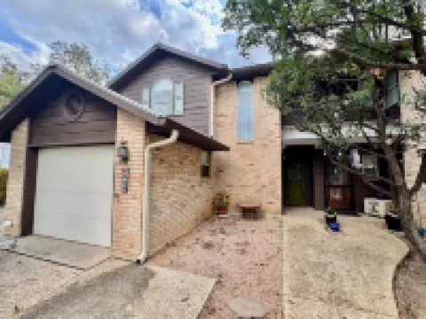 Spacious Layout Near Local Attractions - Charming Condo