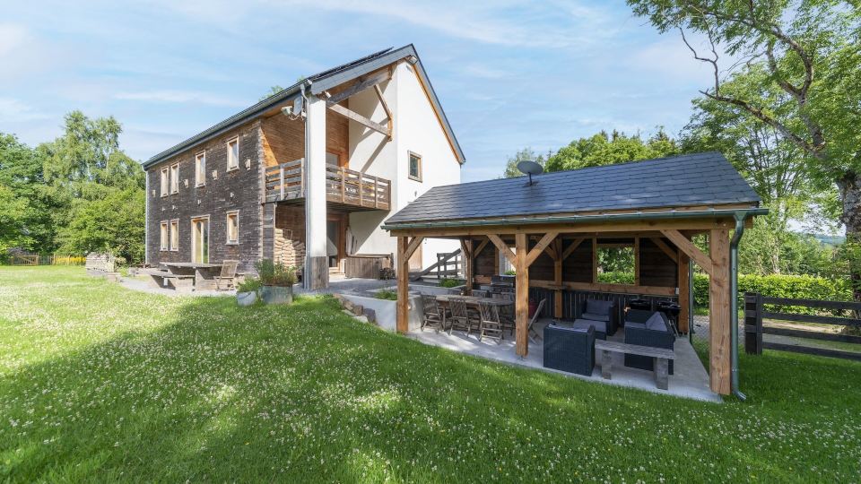 Villa in Freyneux with Garden