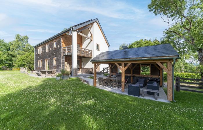 Villa in Freyneux with Garden