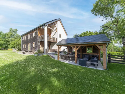 Villa in Freyneux with Garden