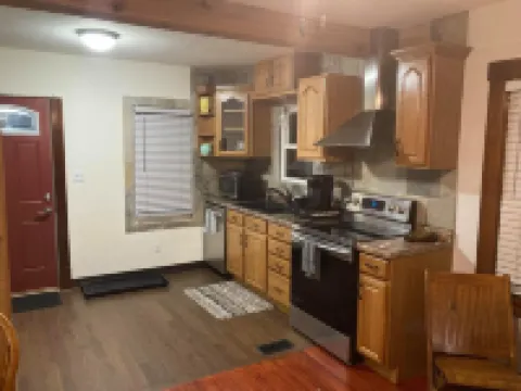 Charming 2-bedroom house with WiFi, AC in delightful La Crosse