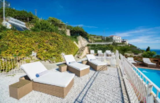 Luxury Villa Vittoria- Villa with Garden Swimming Pool and Jacuzzi Overlooking the Sea